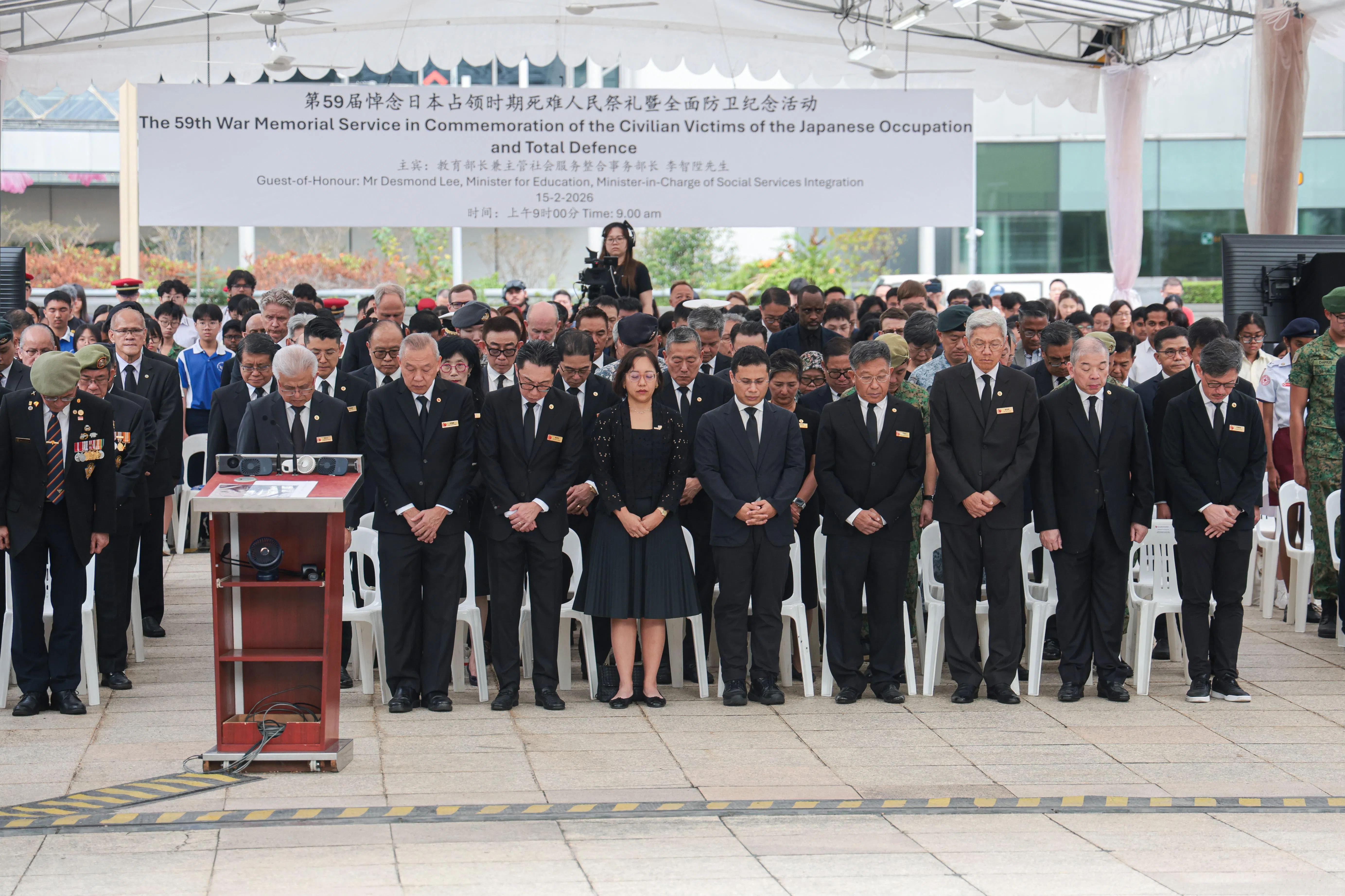 星期天举行的悼念日本占领时期死难人民祭礼暨全面防卫日纪念活动上，活动主宾教育部长李智陞（前排右五）带领与会者，为本地日据时期死难者进行一分钟默哀。其他出席者包括：国防部全面防卫与联系署署长陈凌慧（右六）、中华总商会会长高泉庆（右四）、总商会副会长吴绍均（右七）和林福星（右八），以及新加坡工商联合总会主席张松声（右二）等人。（李冠卫摄）