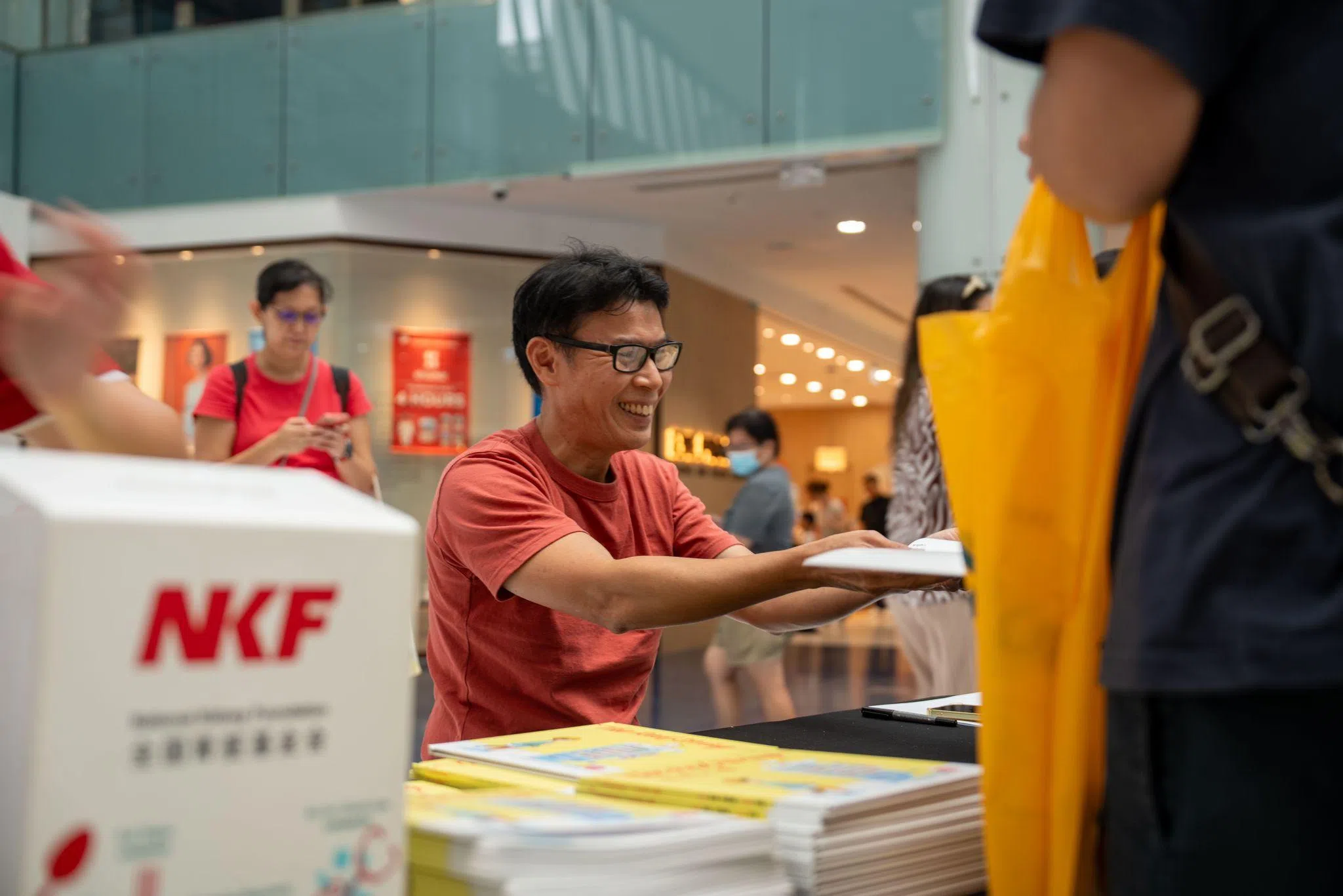 配合世界肾脏日，全国肾脏基金会（NKF）举办路演活动并推介绘本《红线之缘》，阿果现场与读者见面。（阿果提供）
