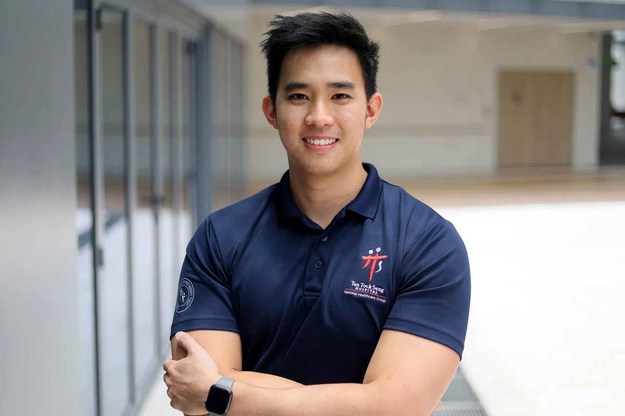 陈行杰提醒大家，避免久坐不动，即便必须坐着工作，也要常站起来或做伸展动作。（龙国雄摄）