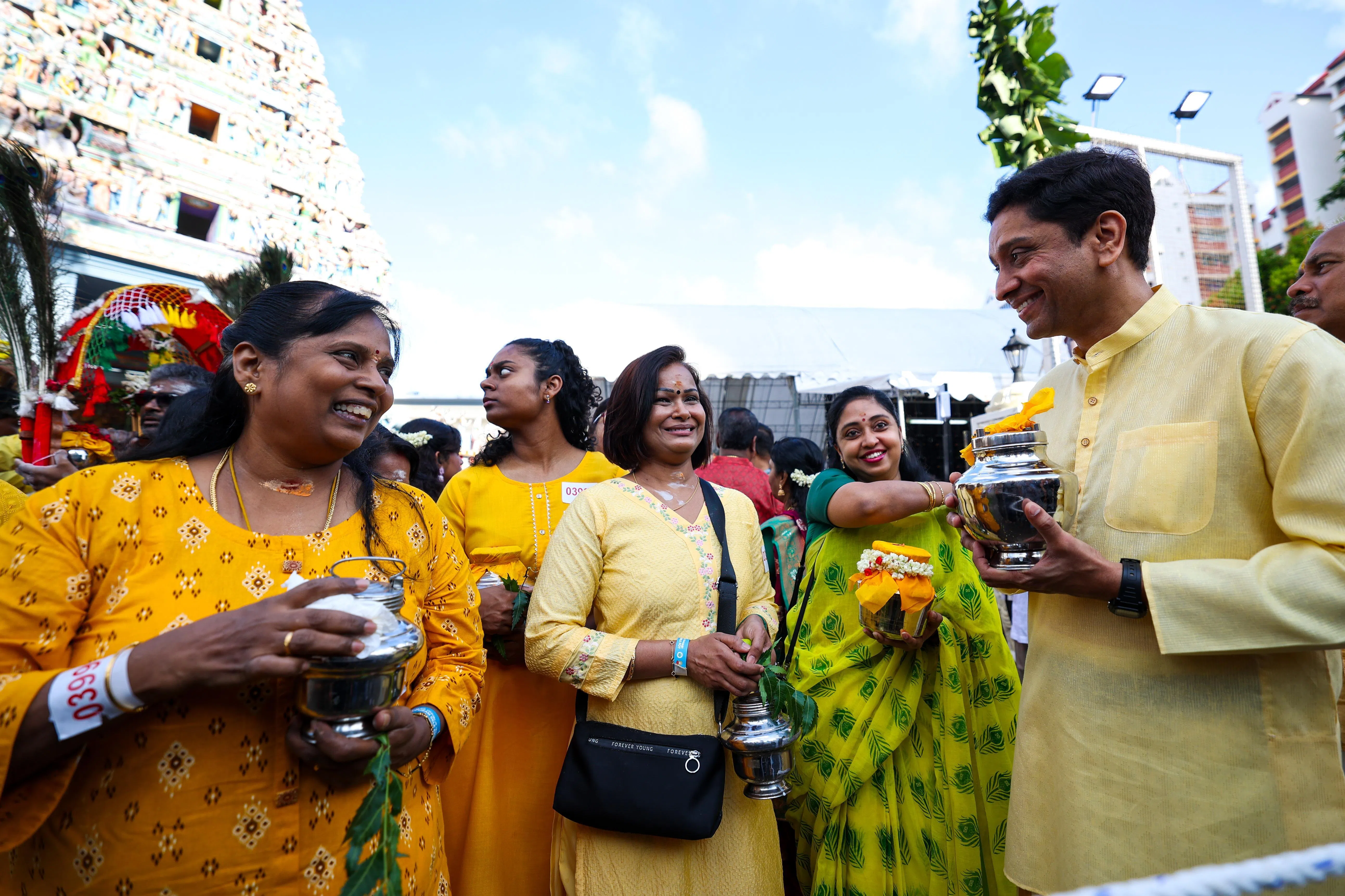 2月第一天，身着传统服饰的文化、社区及青年部兼人力部政务部长迪内希（右一），和信徒们一起走上街头，共庆一年一度的大宝森节。（林明顺摄）
