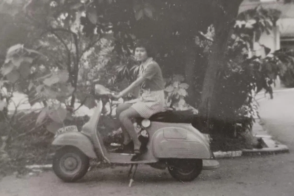 郭月娘曾在乌鲁班丹军营服兵役，因距离住家很近，父亲给她买了电单车方便入营。（受访者提供）