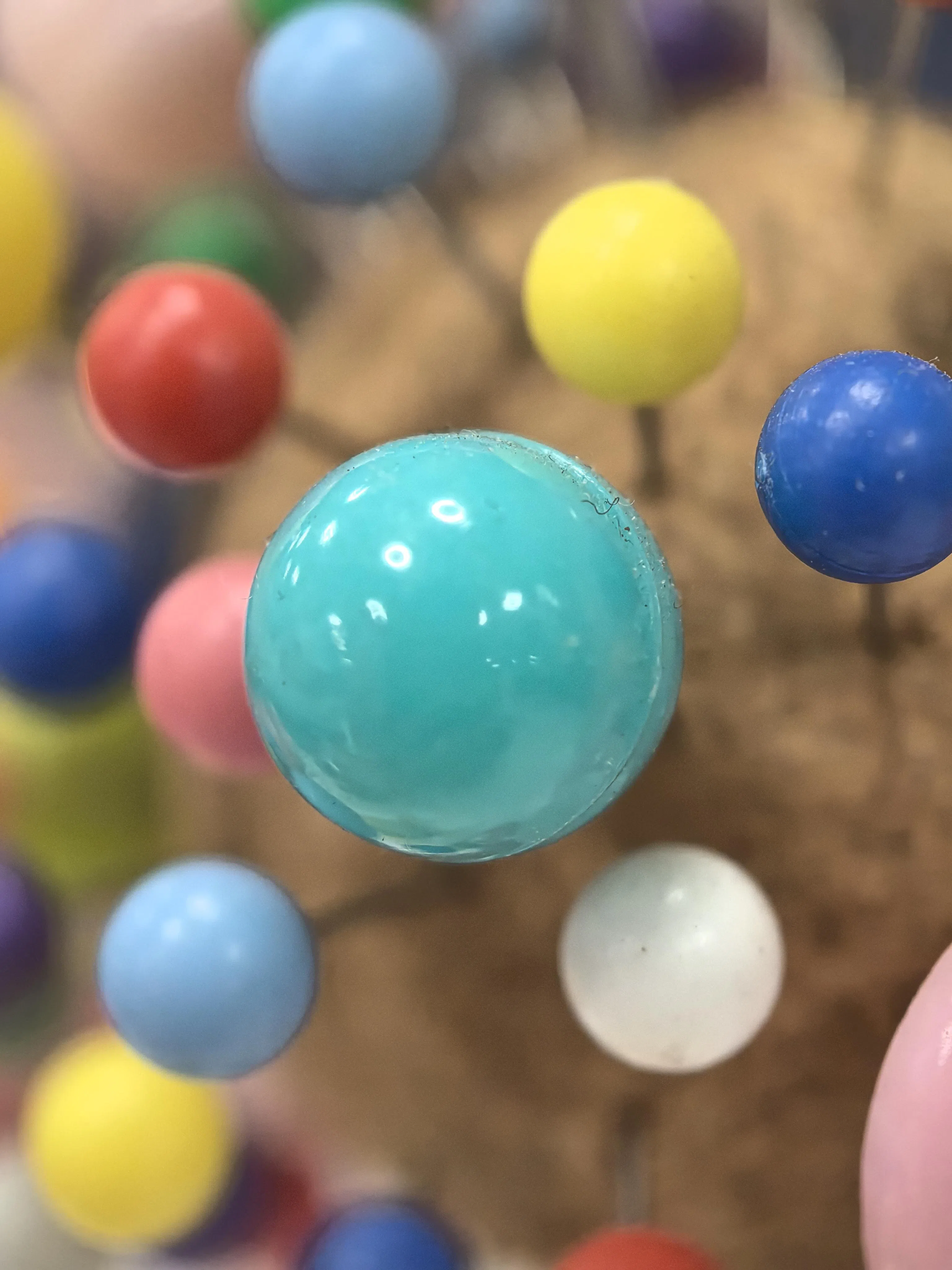 微距镜头精确捕捉大头针的细节，针头的光泽，连灰尘都一览无遗。（黄少伟摄）