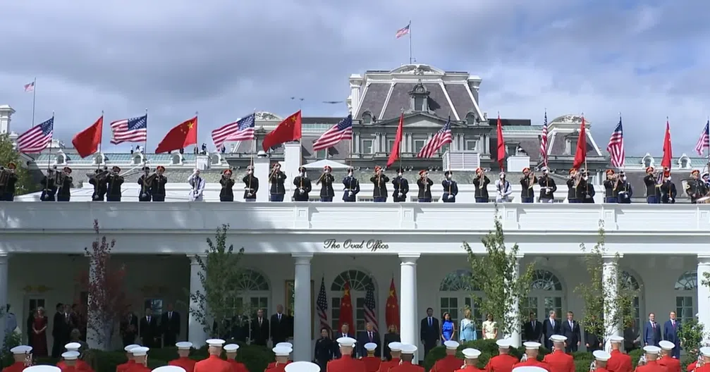 中国国家主席习近平与夫人彭丽媛当地时间星期四（9月24日）上午10时零5分乘车抵达白宫，美国总统特朗普为习近平到访举行欢迎仪式，包括图中在玫瑰园举行的阅兵仪式。（网络直播视频截图）