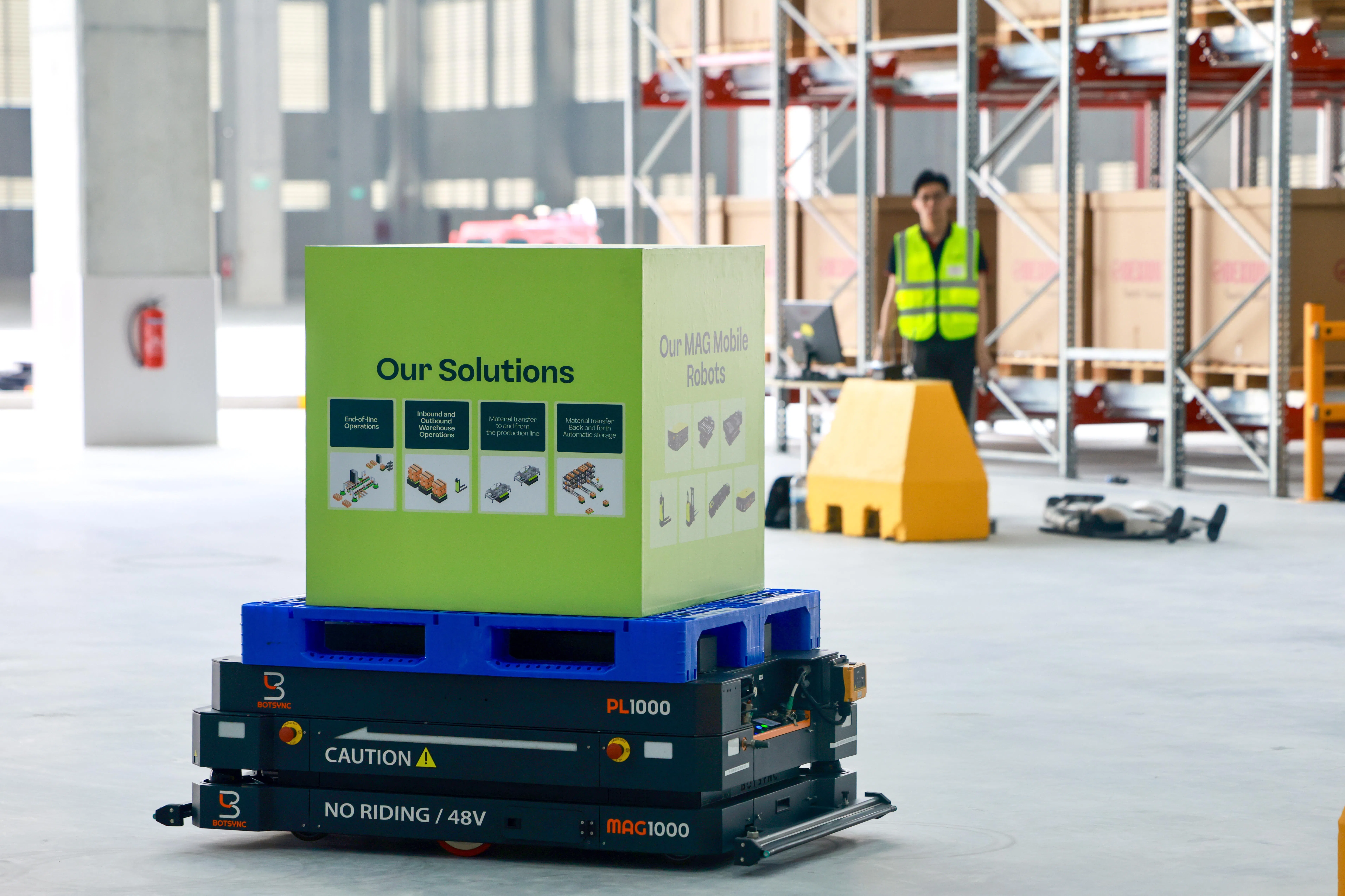 Katoen Natie投资310万元在新仓库设立一套全自动化仓储系统，以提升仓储密度和运营效率。图为一架穿梭车自动输送物品。（陈斌勤摄）