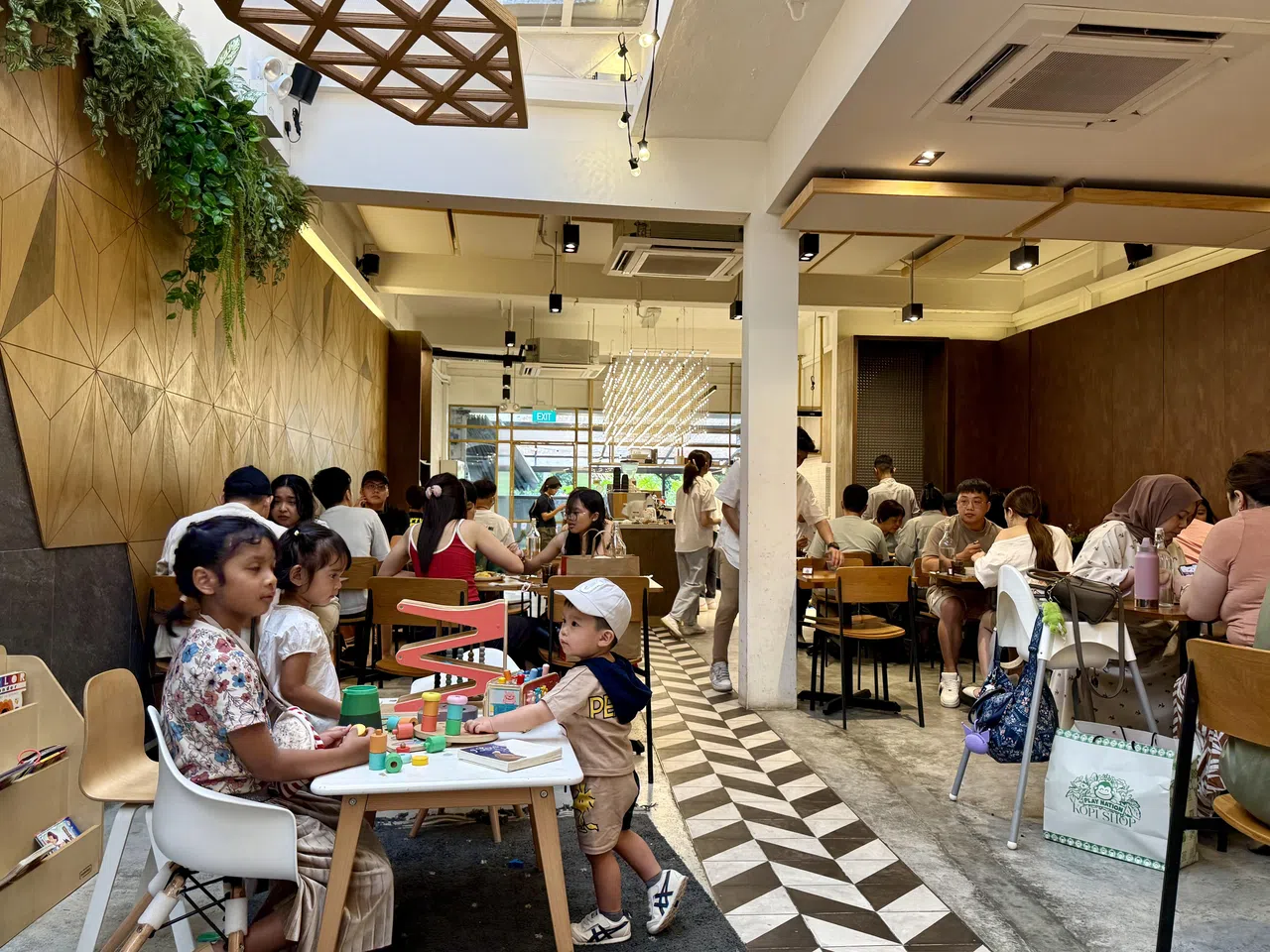 The Apricus Coffee & Food Co除了有天窗洒下自然光，还设有儿童游戏区。（叶晓虹摄）