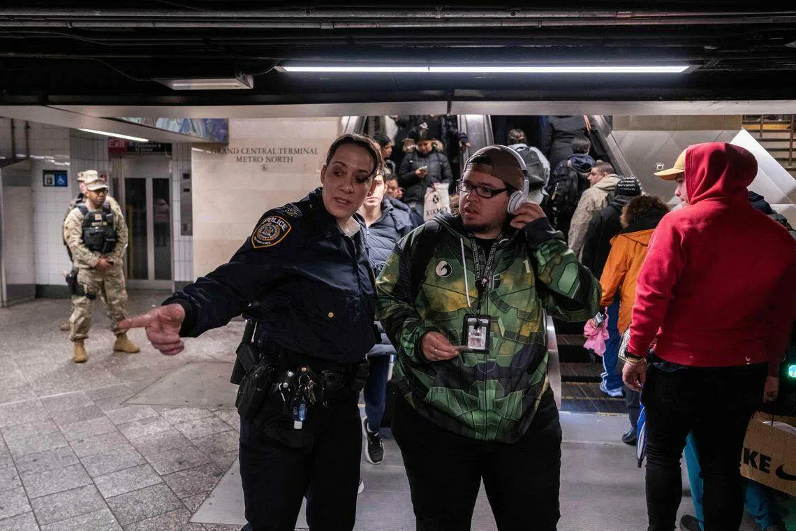 警察会随机要求乘客打开手提袋等物件让他们检查。（法新社）