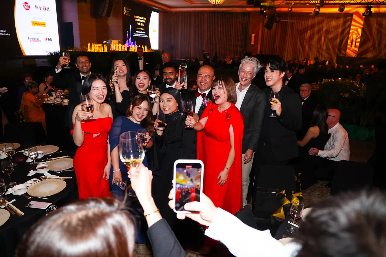 电商公司Jumpstart Commerce获得潜质品牌奖，公司团队在晚宴现场举杯庆祝并合影。（林明顺摄）