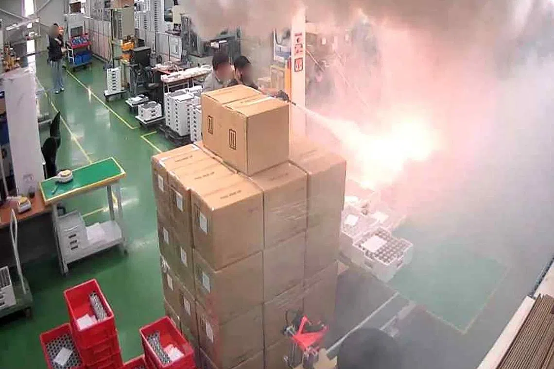 警方和劳动部官员指工厂雇用未接受适当安全和紧急逃生培训的临时工，导致了大量人员伤亡。（法新社）