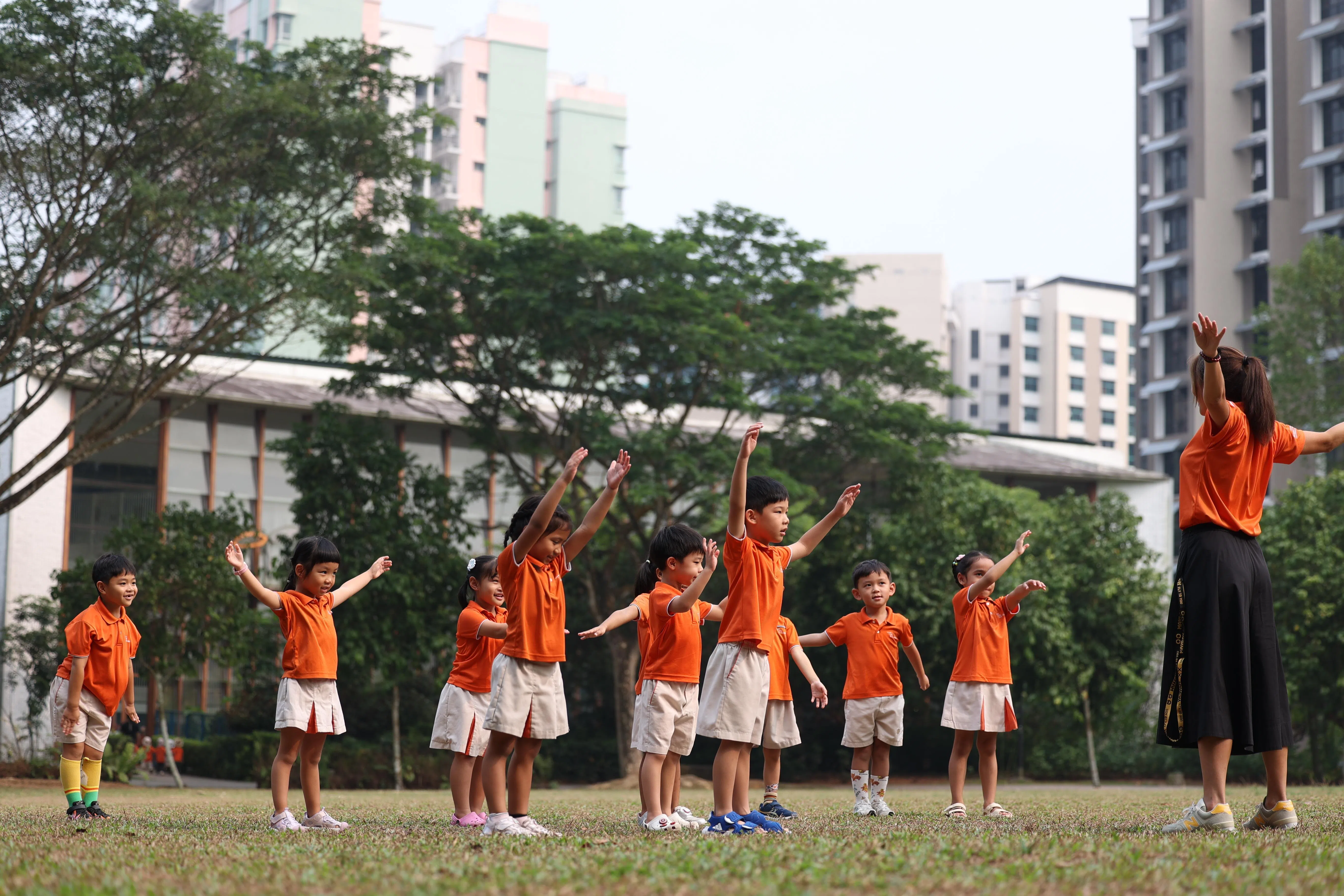 位于实加路的幼乐园设在正华自然公园内，幼师每日带领儿童到户外活动。星期一上午9时本地西部的一小时PM2.5悬浮颗粒浓度属于偏高水平，幼师采取相应措施，降低障碍挑战（obstacle course）的难度和游戏轮数。（何家俊摄）
