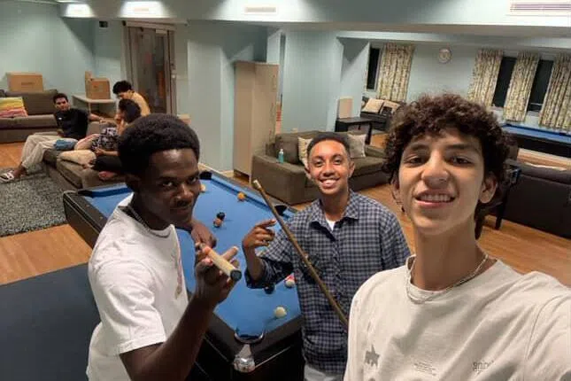 格雷森（中）表示，他在国际学校结交了不同国籍的朋友，这有助于他拓展国际视野。（受访者提供）