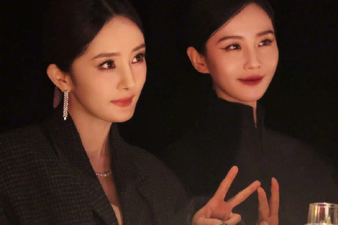杨幂（左）和刘诗诗在中国W年度盛典同框。（互联网）