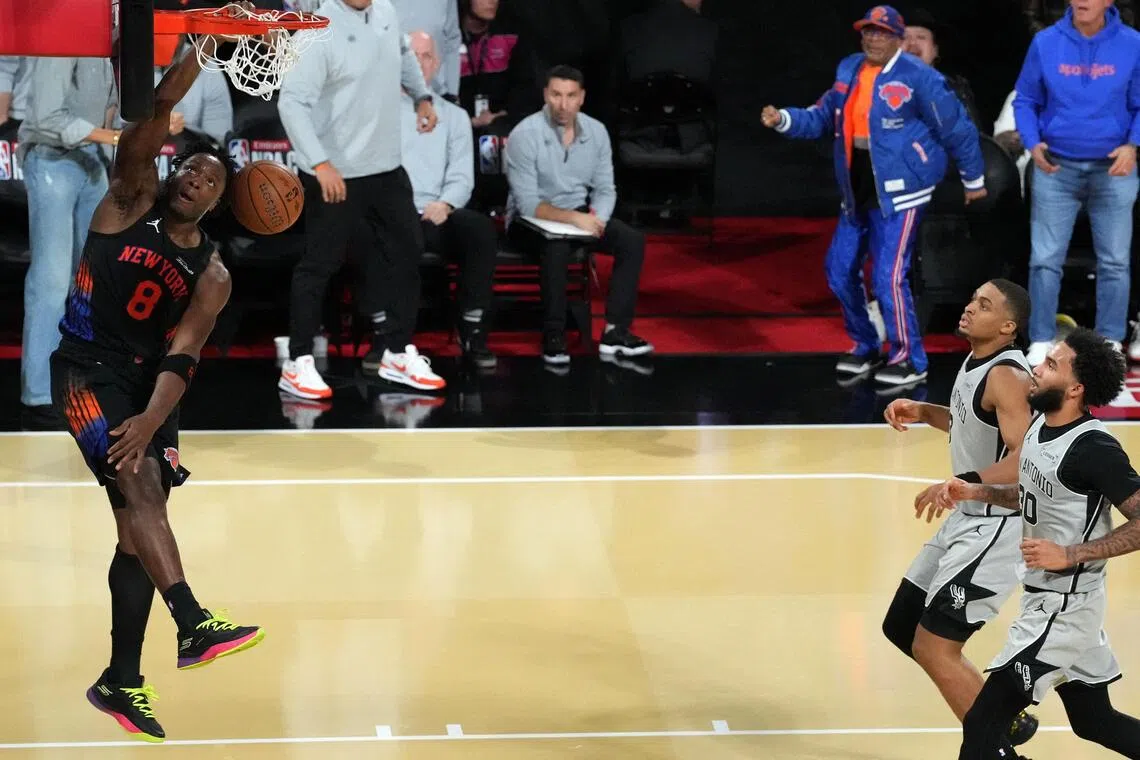 前锋阿奴诺比（左）获得全场最高的28分。（路透社）