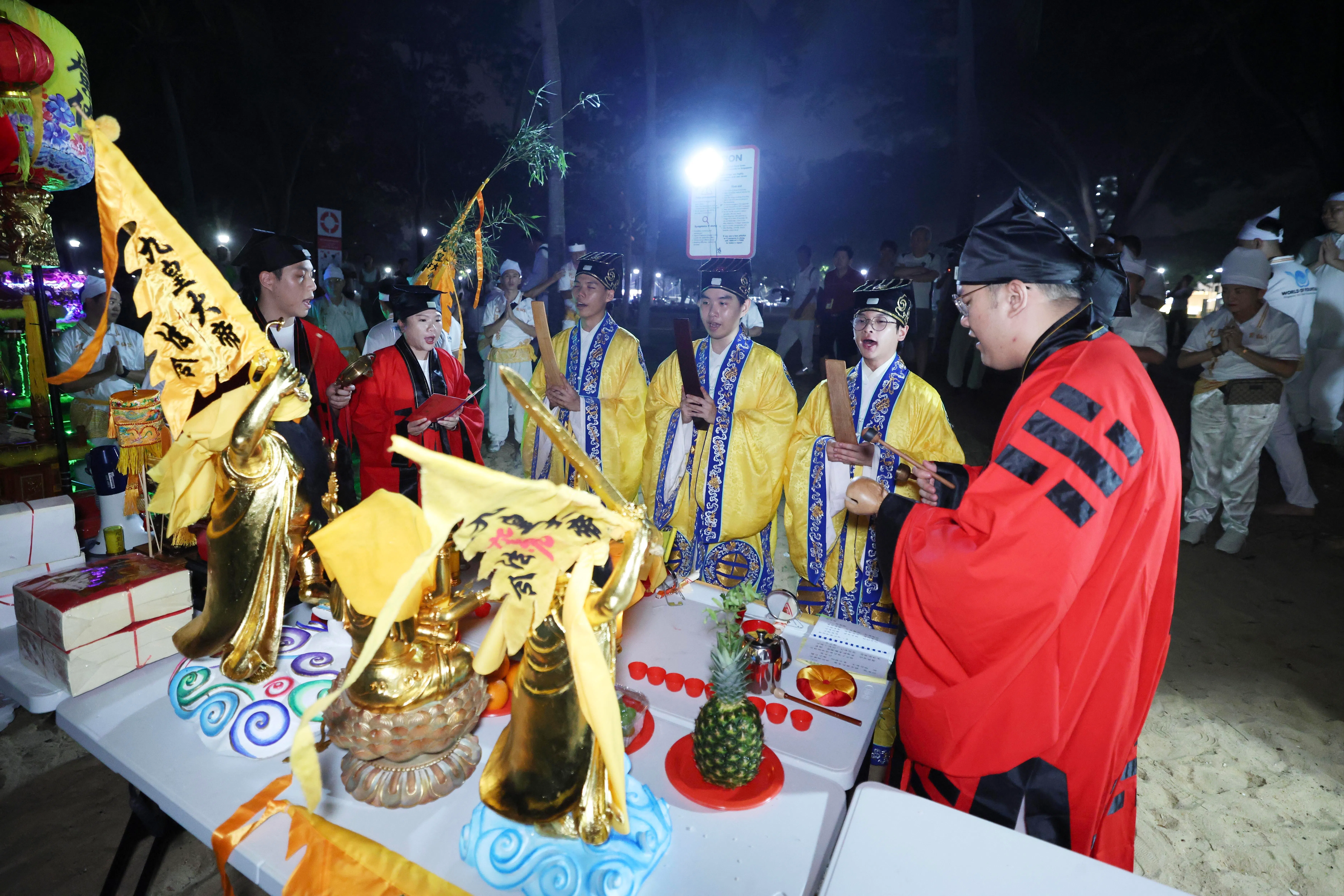 2026年云仙宫九皇爷诞请水仪式上，二字头的道士和道长持经念诵，中央黄袍者为李誌铜。（郑一鸣摄）