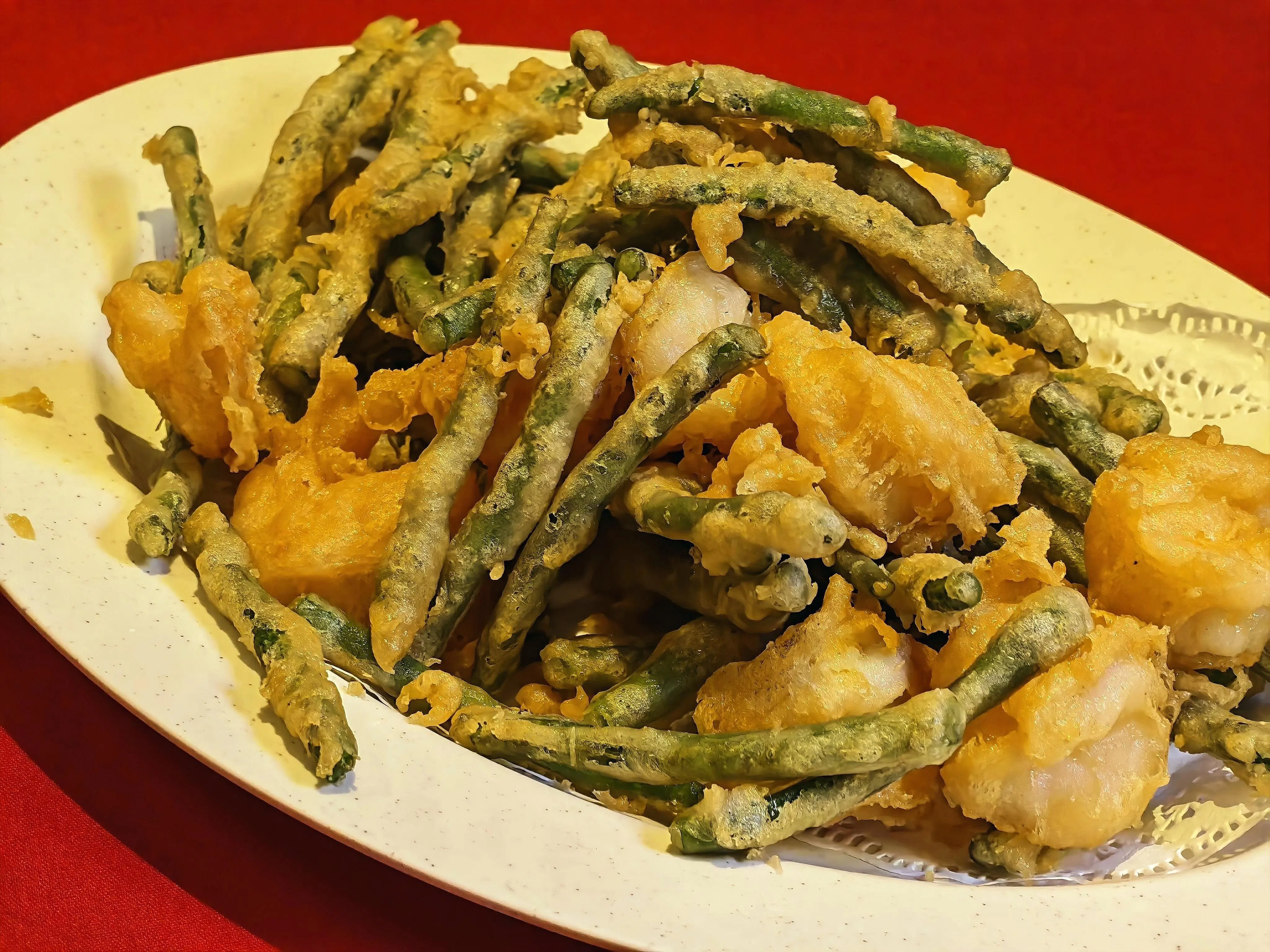 酥炸四季豆虾球是东味较特别的一道咸蛋黄料理。（陈爱薇摄）
