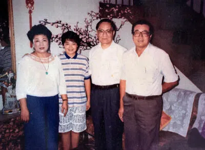 从《南洋》《星洲》时代开始，武侠小说连载深受读者欢迎。无论是管业务的经理如黄锦西（右一），或是报章编务主任总编辑，都积极与港台著名武侠小说作家建立联系，力邀供稿连载。黄锦西与金庸（右二）交情颇深。（黄锦西提供）