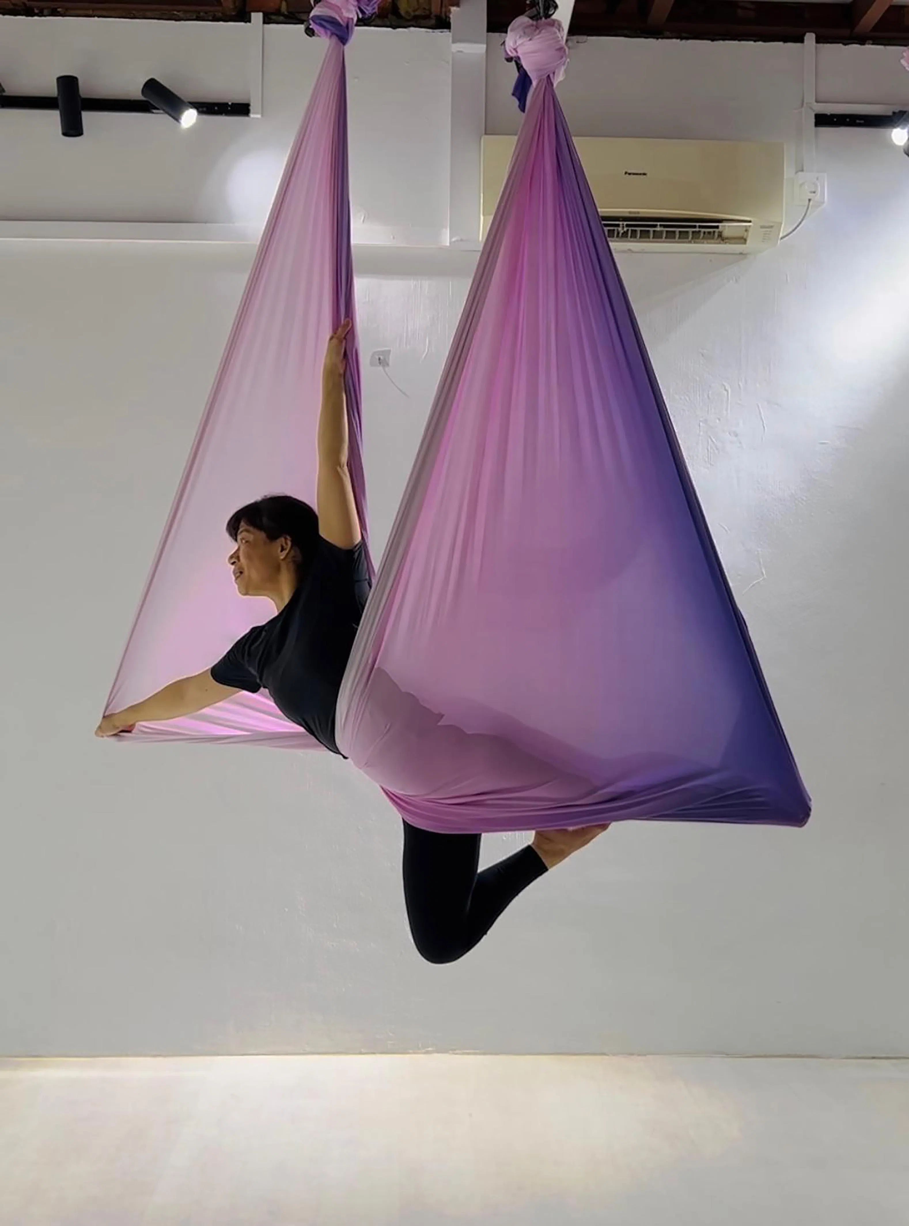 黄细玲希望能将加深学生们对空中瑜伽的热爱，共同“展翅翱翔”。（受访者提供）