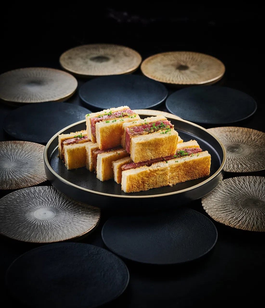 和牛三明治选用鹿儿岛A5和牛并点缀金箔，奢华又细致。（餐馆提供）