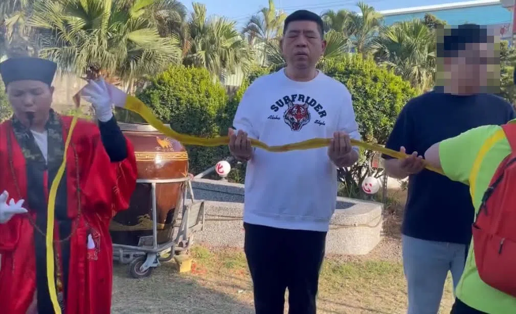 NONO近况曝光，现身在屏东一间寺庙。（取自冯语婷脸书）