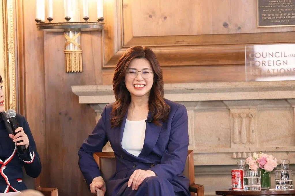美国学者评价指出，台湾在野党国民党主席郑丽文在处理美陆台关系上仍属“新手上路”，且国民党“亲中”的刻板印象在华府圈内依然