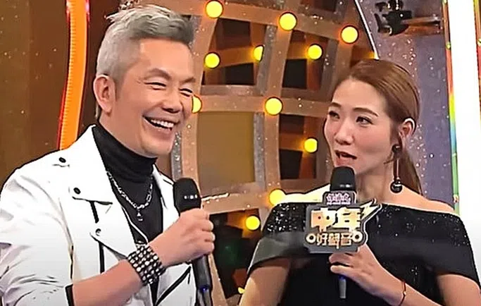 无论参赛者的表现如何，车婉婉（右）总不忘为他们送暖加油。左为新加坡参赛者莫健发。（节目视频截图）