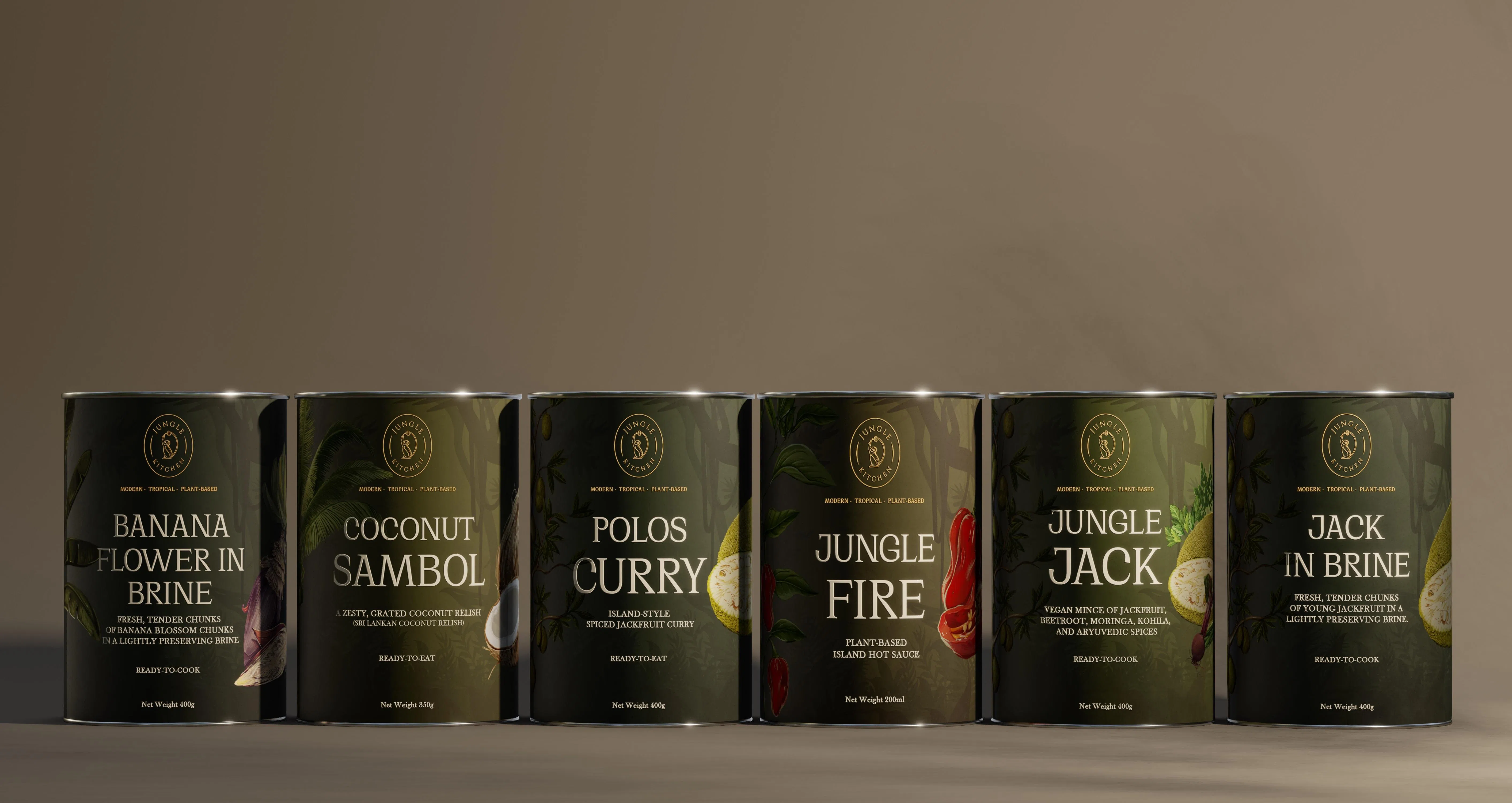 Jungle Kitchen首个系列共六样产品，包括：菠萝蜜咖喱、菠萝蜜纯素“碎肉”、盐水青菠萝蜜、盐水香蕉花、香辣椰肉碎，以及用眼镜蛇辣椒制成的辣椒酱。（Jungle Kitchen提供）