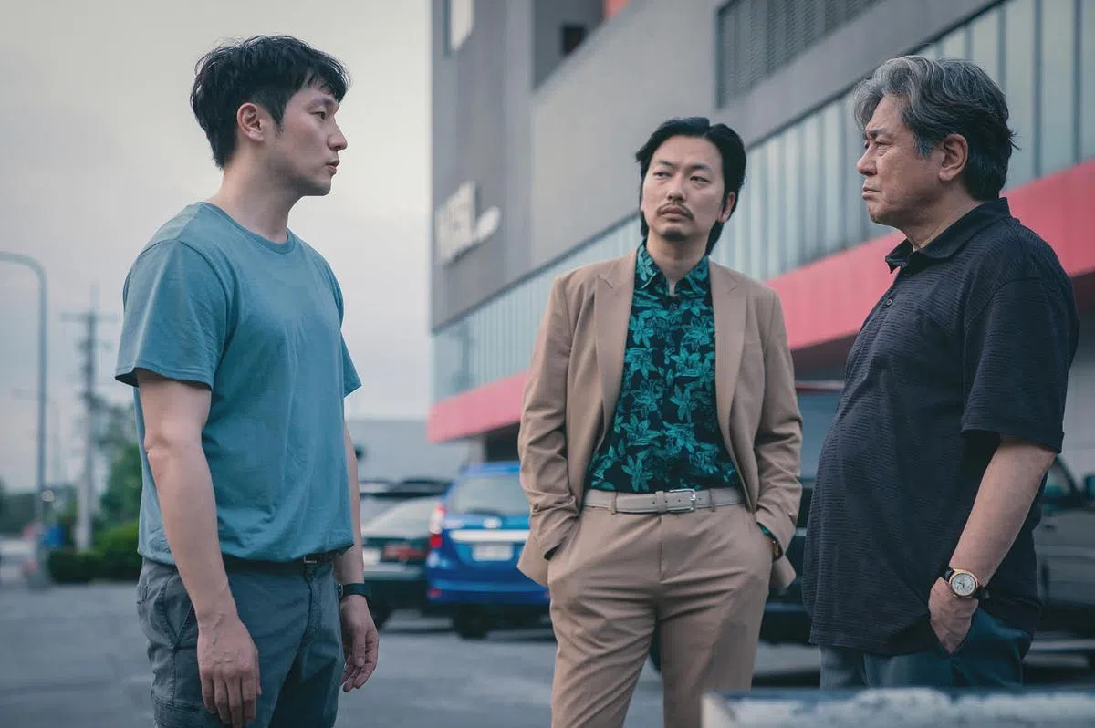左起：孙锡久、李东辉和崔岷植出演以菲律宾赌场为故事背景的韩剧《Big Bet》。（Disney+）