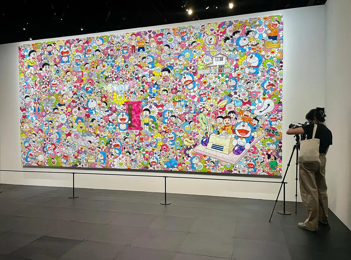 Takashi Murakami ‘Wouldn't It Be Nice If We Could Do Such a Thing’ (2017)，THE DORAEMON EXHIBITION SINGAPORE 2022 ©Fujiko-Pro / Photo credit: zaobao.sg。 