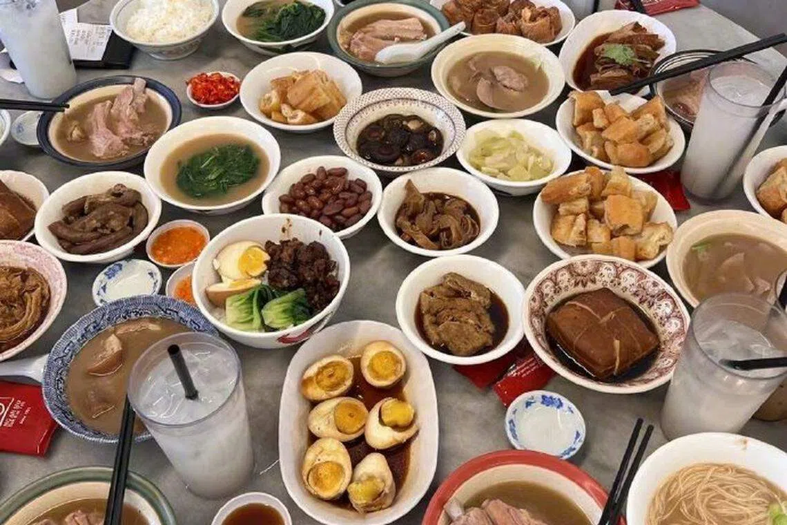 潘玮柏带团来新吃肉骨茶，桌面排场惊人。（取自潘玮柏微博）