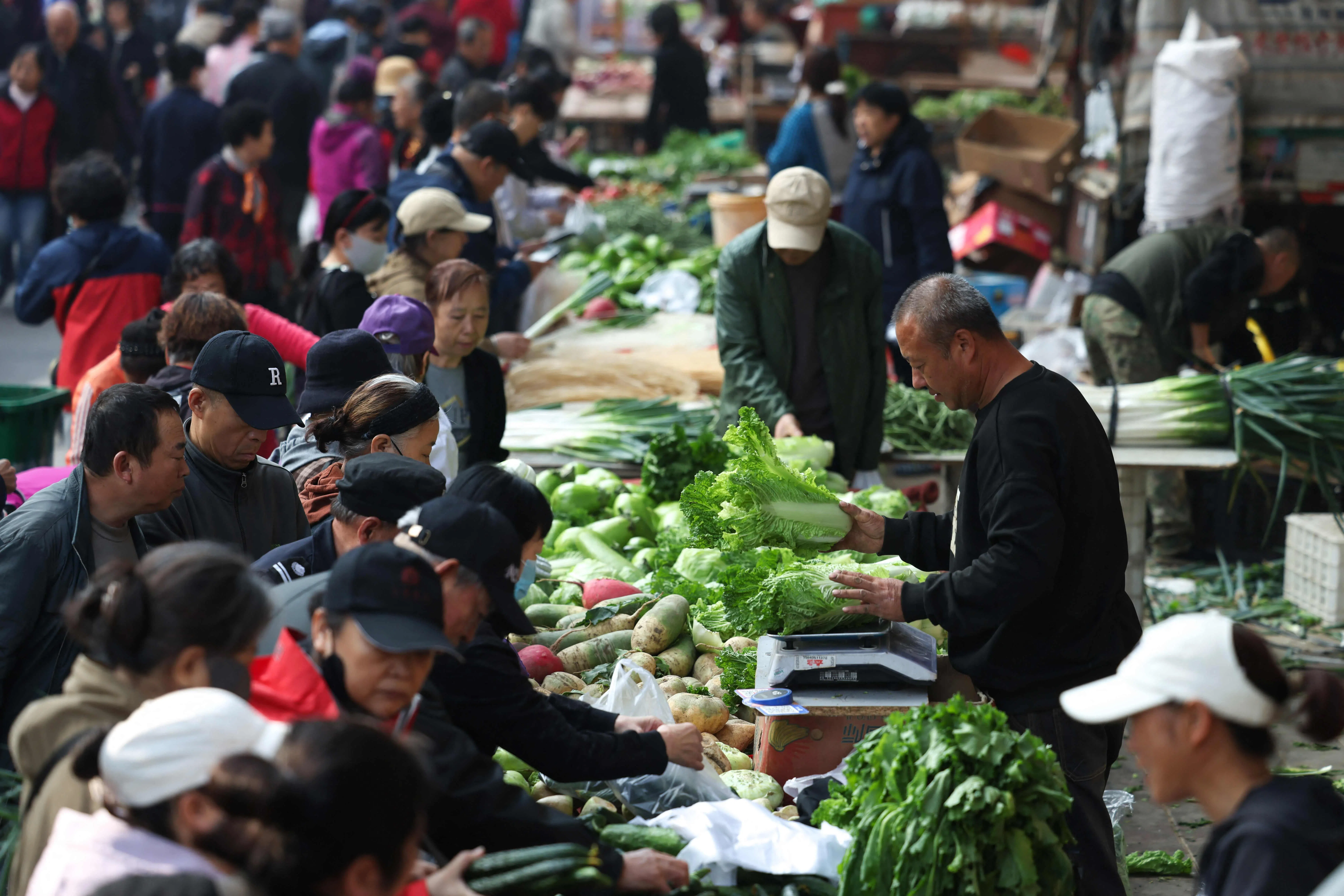 受能源价格上涨等因素推动，中国9月居民消费价格指数（CPI）同比微升0.9%。图为中国辽宁省沈阳市星期三（10月14日）一个蔬菜市场的情景。（法新社）