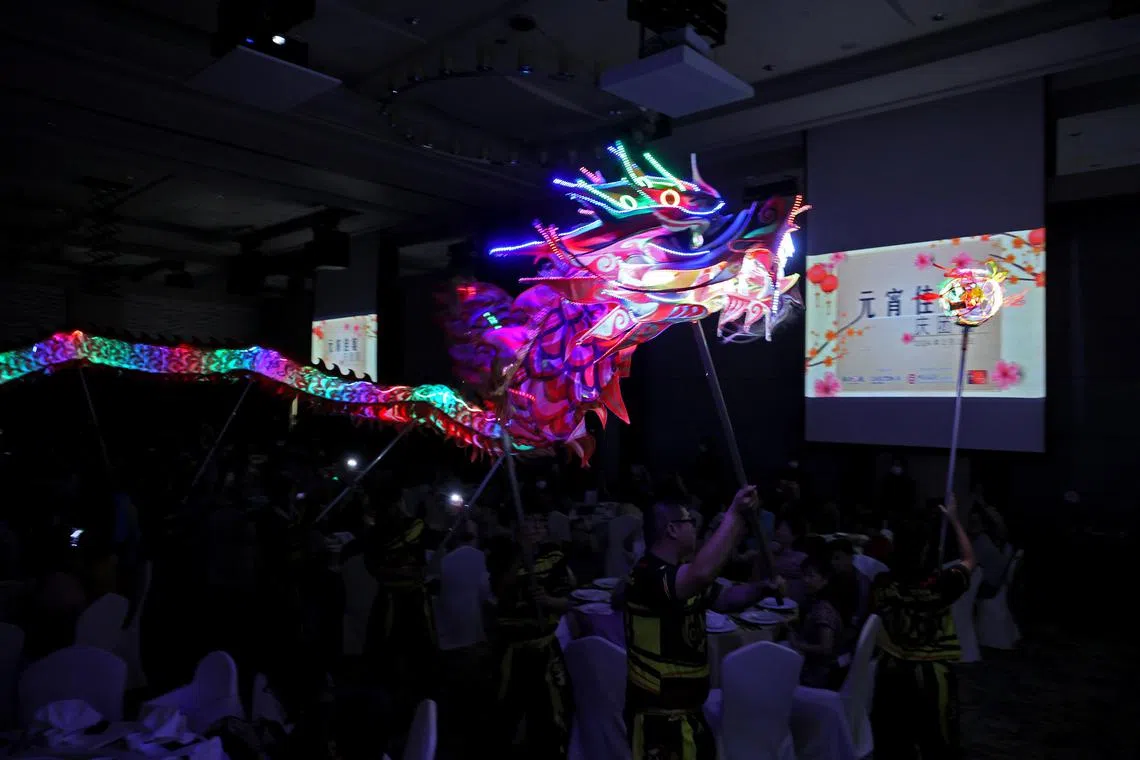 舞龙表演为“元宵佳宴庆团圆”增添吉祥气息。（龙国雄摄）