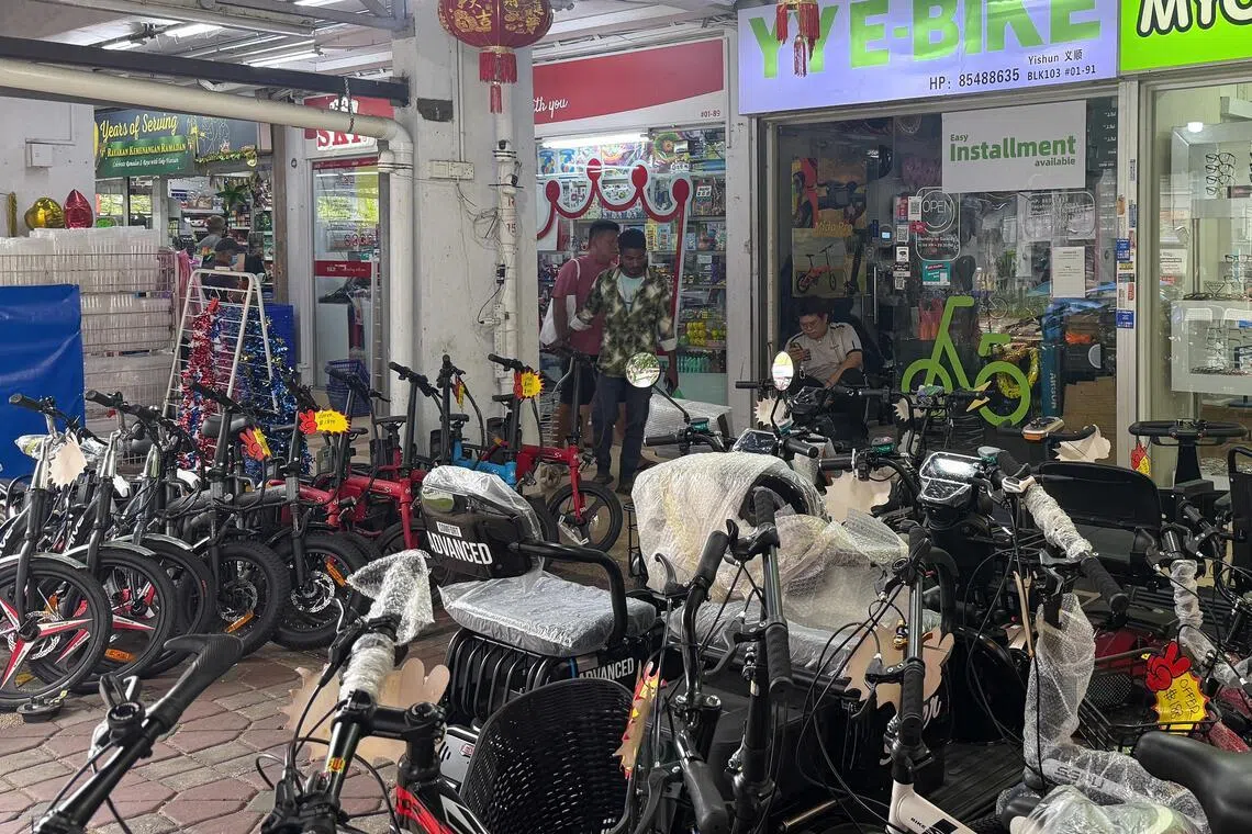 《联合早报》摄影记者星期四（3月19日）下午到义顺环路第103座组屋的“YY E-Bike”时，发现店面照常营业。（张俊杰摄）