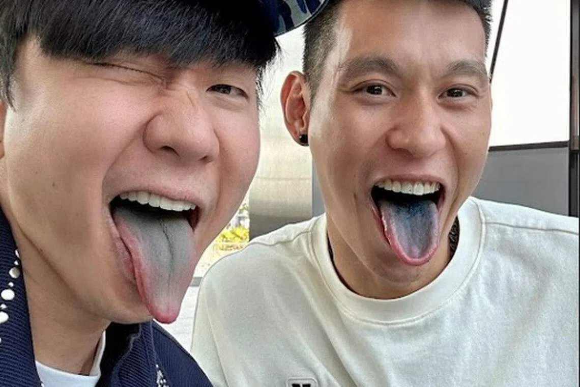 球星林书豪（右）与林俊杰俏皮秀出“蓝舌头”。（取自林书豪IG）