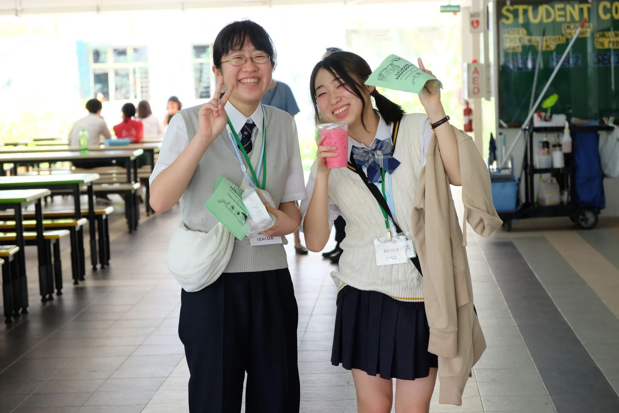 日本学生初尝“bandung”饮料。（丰嘉中学提供）