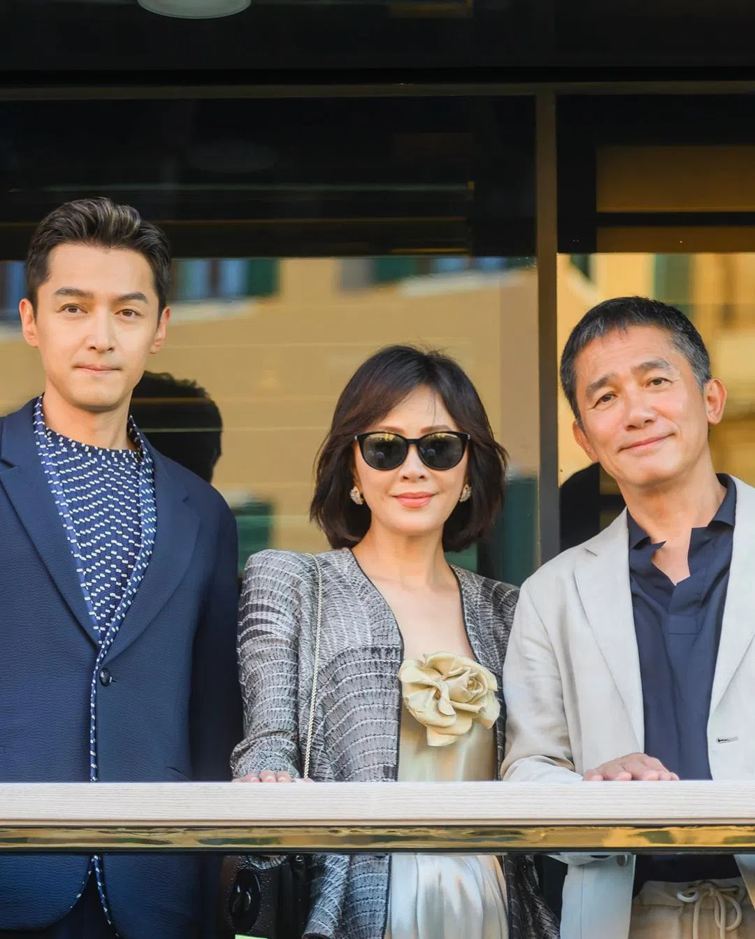 胡歌（左起）、刘嘉玲和梁朝伟在威尼斯相聚。（取自刘嘉玲IG）