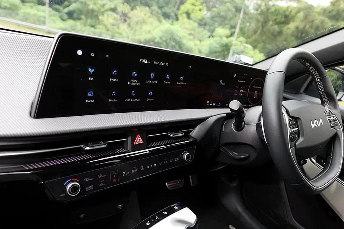 EV6采用双联屏设计，行车资讯一目了然。（梁麒麟摄）