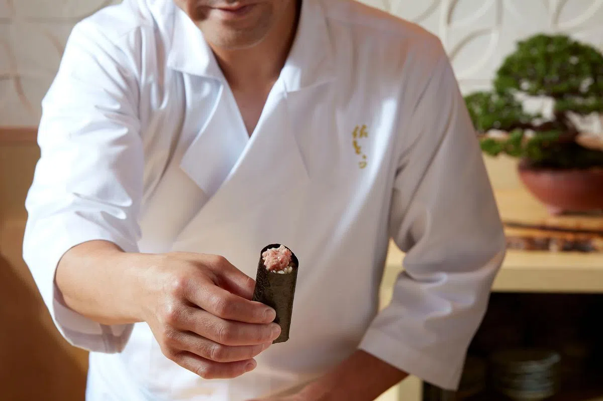 鲔鱼泥寿司里的鱼肉被剁得细碎，带来绵滑口感。