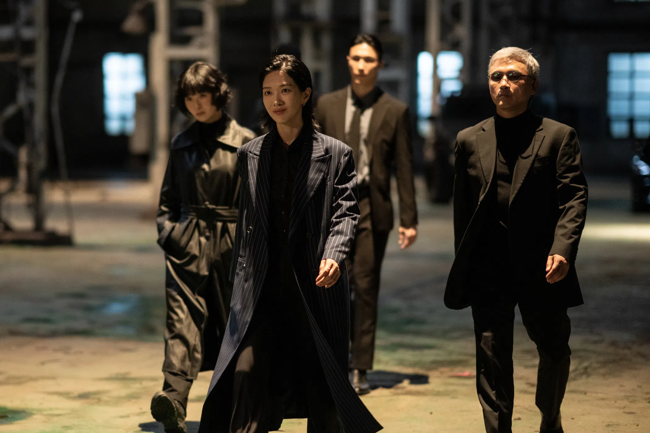 郑润厦（前）饰演的巴比伦大Boss冷血又疯批。（Disney+提供）