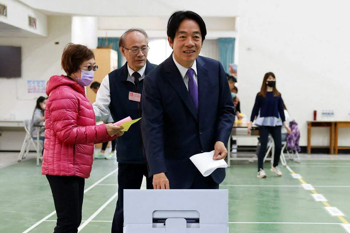 民进党总统候选人赖清德上午9时许前往台南安平区安平国中投票。（路透社）