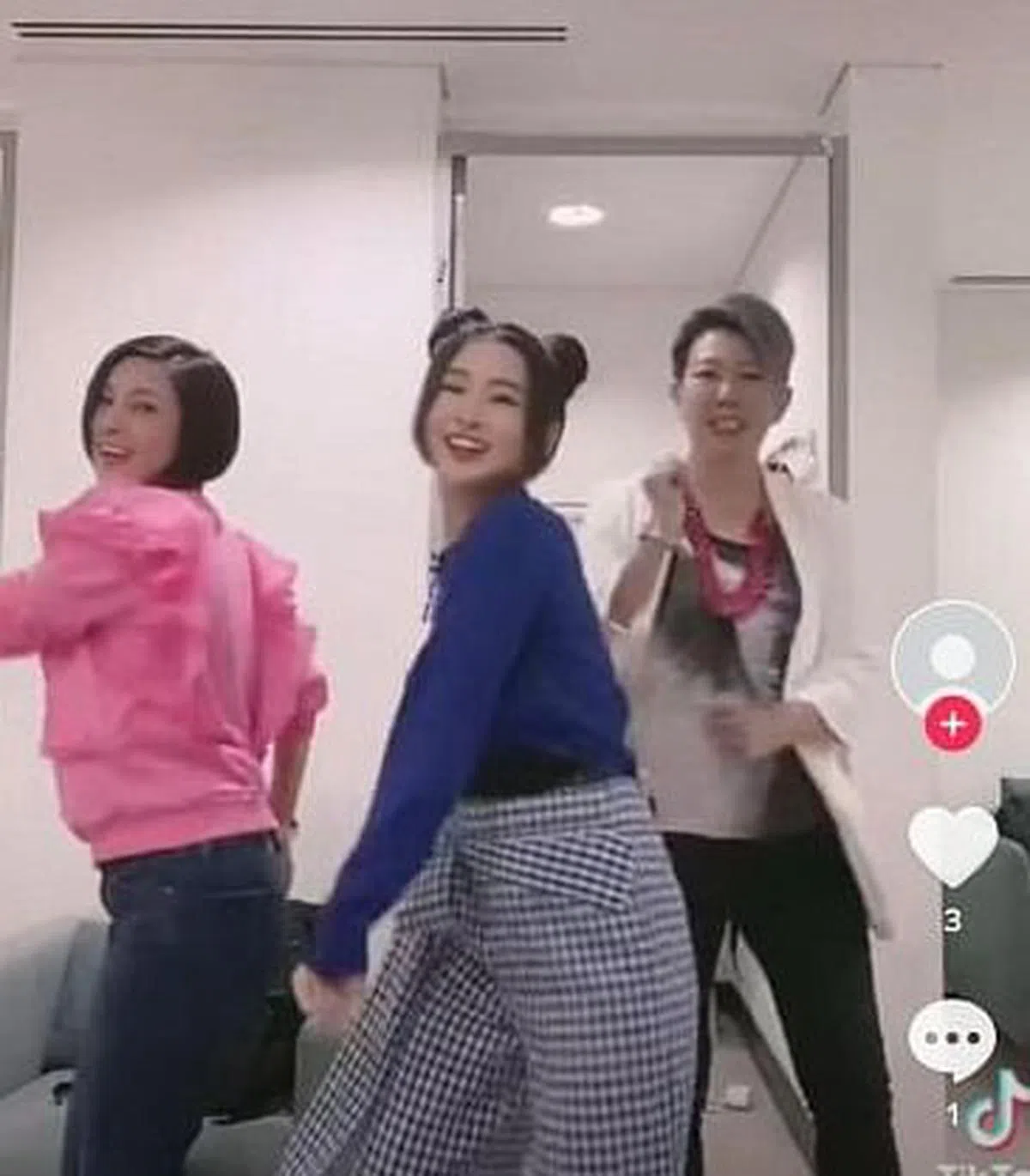 黄嫊方与阳光可乐、Irene一起跳舞 。（截图）