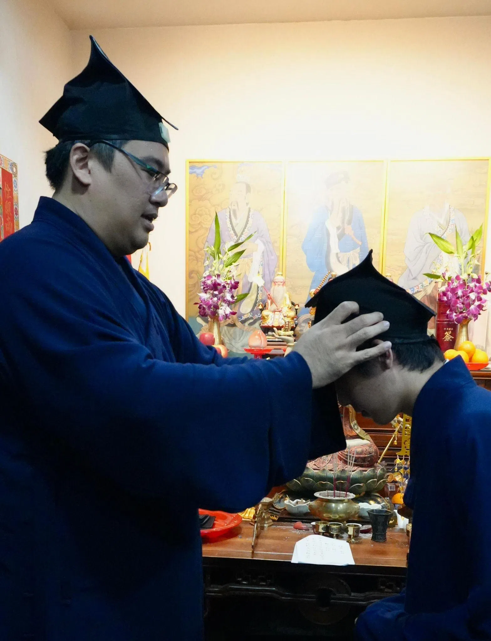 庄光栋在3月1日举行的仪式上为学员簪冠。（全真教化协会提供）