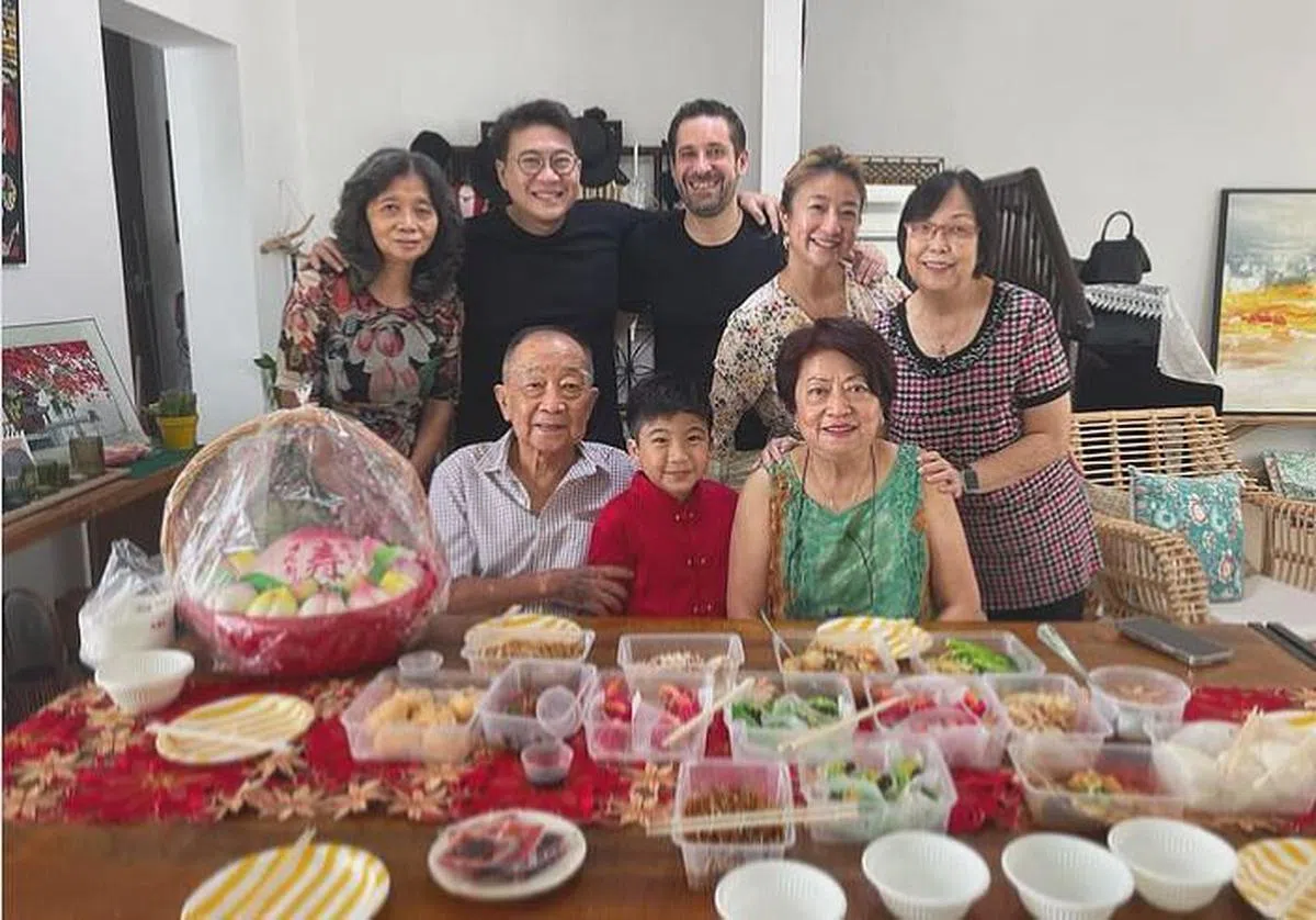 黄湘怡的父亲（前排左）2022年1月庆祝71岁生日，男友（后排中）和黄家一起庆祝。（取自黄湘怡IG）