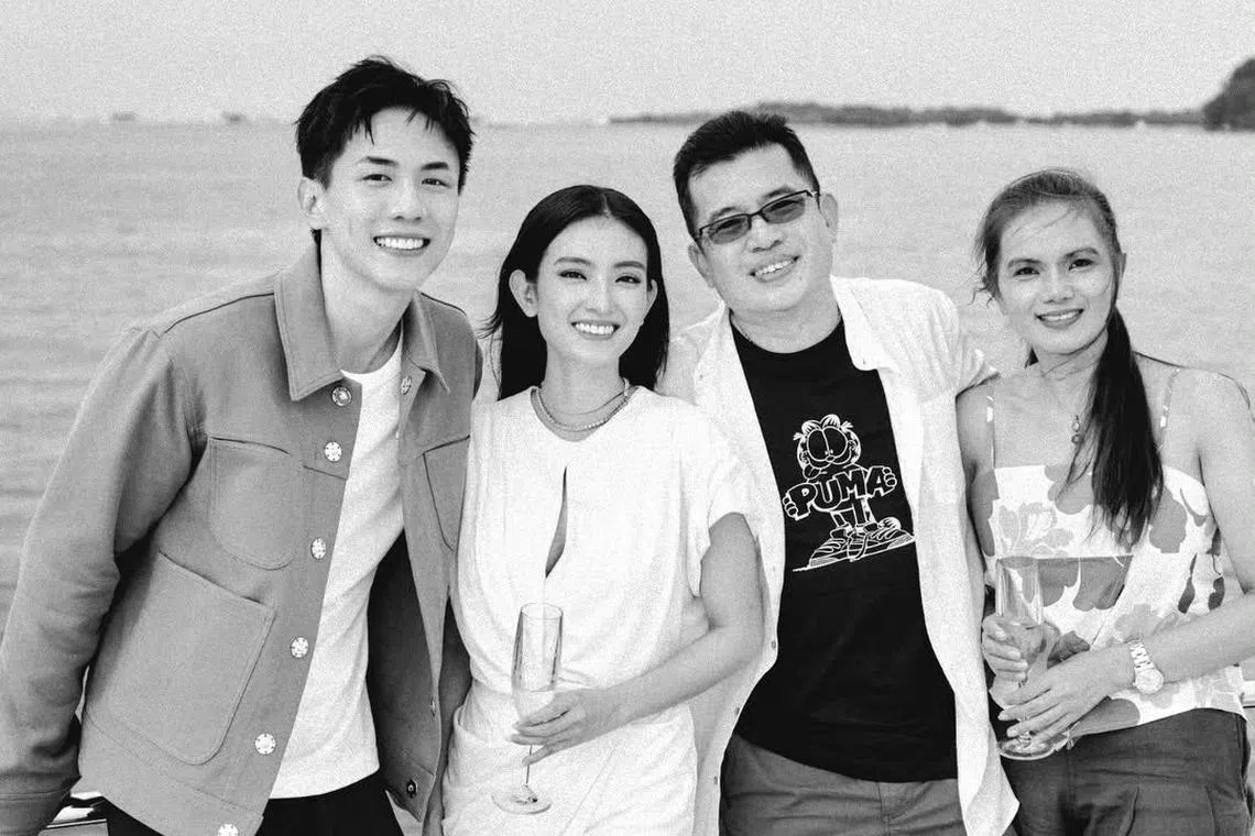 张奕恺（左一）悼念岳母（右一）。（取自张奕恺IG）