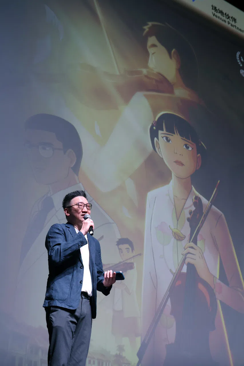 导演韩藴光在台上致辞时说，《沧海琴声》华语版绝不仅是换个语言，他希望观众能从另一个视角，更亲切地去感受这些人物，以及这段属于新加坡的故事。（邝启聪摄）