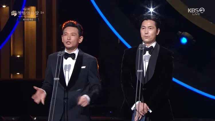 郑雨盛（右）和黄晸玟一起颁发最卖座电影奖。（互联网）