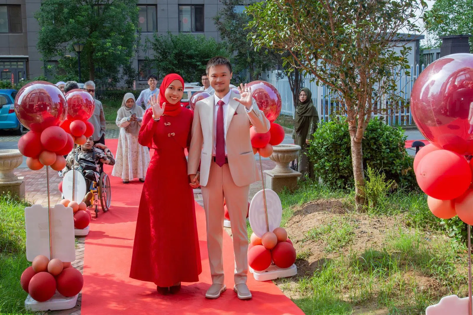 马豪（前右）与诺丽娜（前左）去年9月13日在中国河南商丘办了一场婚礼，诺丽娜身上融合汉服元素的喜服，是马豪母亲的赠礼。（受访者提供）