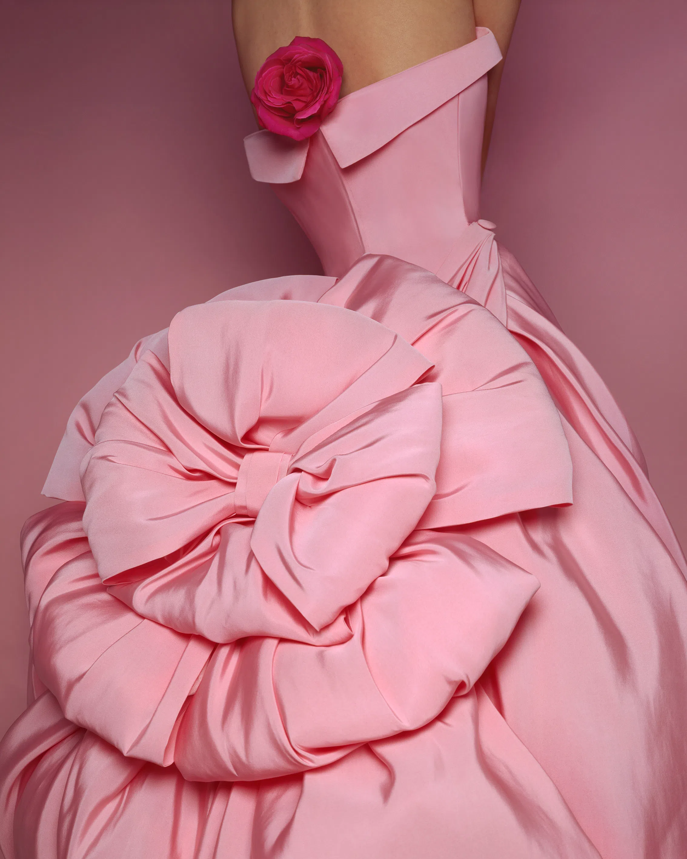 迪奥典藏系列：1956年秋冬定制服，粉色短款晚礼服Opéra Bouffe。（主办方提供）