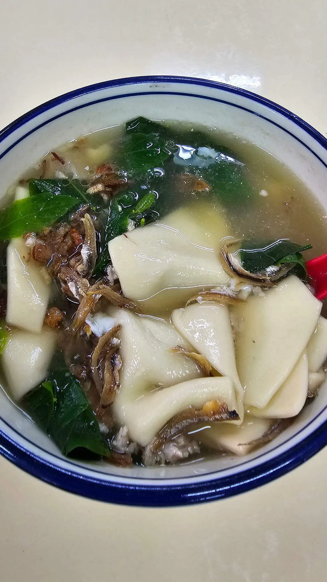 “霸王板面”的面粉粿，现点现切，外型工整，也带嚼劲。（黄亿敏摄）