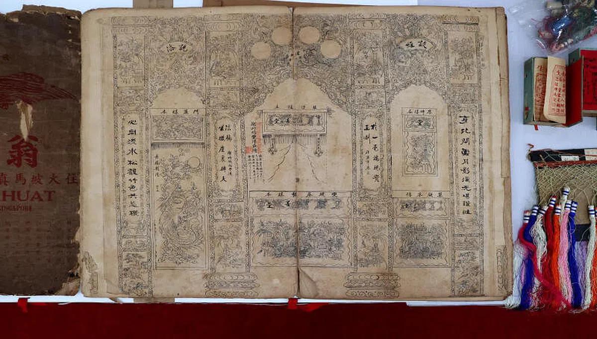 翁展发收藏的“三门四柱”手绘草图。（龙国雄摄）