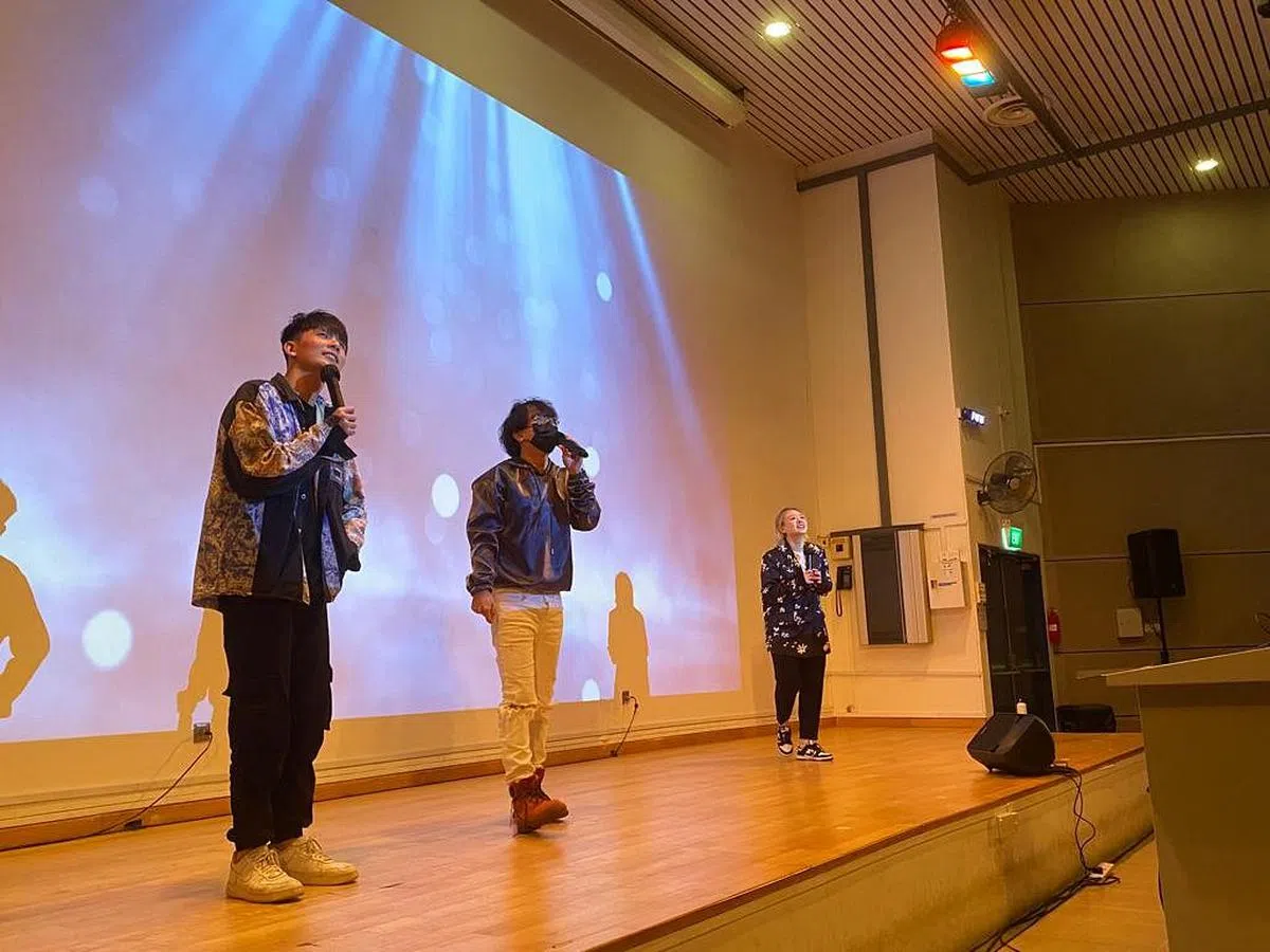 饶梓杰（左起）、张俊峰和宣清与台下的学生互动交流。（淡滨尼美廉初级学院提供）