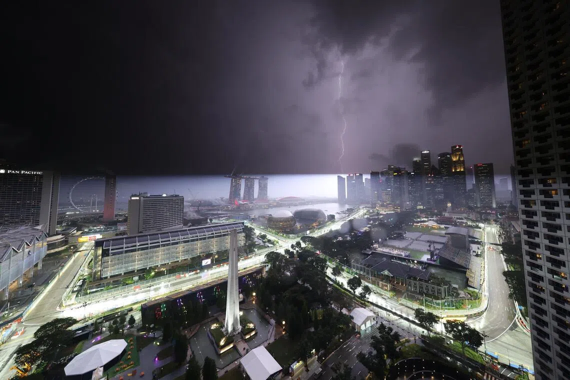 滨海湾赛道在星期三下起雷阵雨，好在F1练习赛、排位赛和正赛没有受到雨神影响。（唐家鸿摄于新加坡费尔蒙酒店和瑞士史丹福酒店.）